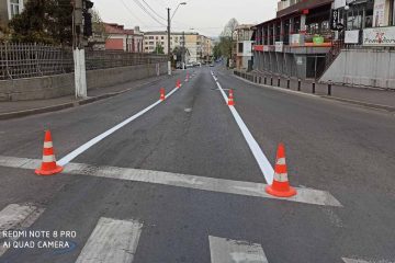Roman: se execută marcaje rutiere pe mai multe străzi și se refac marcajele parcărilor de reședință