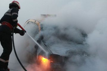 Astăzi, la Roman – zona DEDEMAN: Incendiu la un autoturism