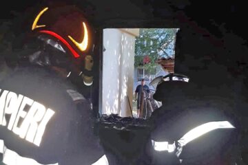 Astăzi, în Roman: incendiu la un apartament – pompierii au evacuat 12 persoane