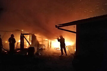 Neamț: incendiu la o construcție cu un service auto și o magazie de piese auto