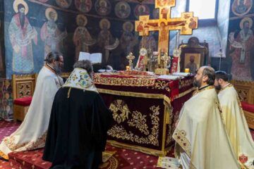 Duminica Ortodoxiei la Catedrala Arhiepiscopală Roman; a fost citită rugăciunea pentru încetarea pandemiei SARS-Cov2