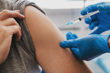 În Neamț, s-au vaccinat 667 de elevi, cu vârste între 12 şi 15 ani și 868 de elevi, cu vârste între 16 şi 17 ani