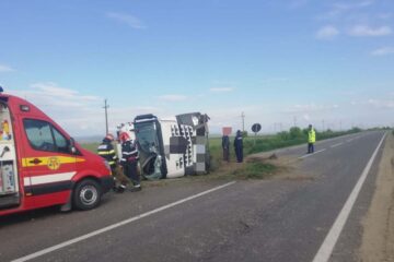 O autobasculantă încărcată cu asfalt s-a răsturnat la Nisiporești, pe DN 2/E 85
