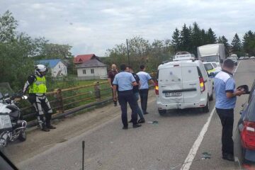 Autospeciala DSP Neamț care transporta vaccinurile a fost implicată într-un eveniment rutier cu o motocicleta