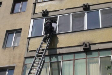 În apartamentul din Aleea Tudor Vladimirescu, din Roman, pompierii au găsit un bărbat ce nu prezenta semne vitale