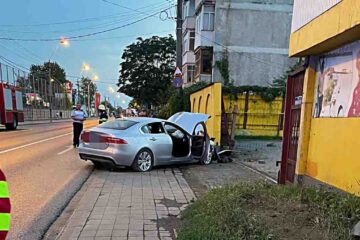 Accident rutier între două autoturisme, pe str. N. Bălcescu, din Roman. O mașină a lovit o țeavă de gaz