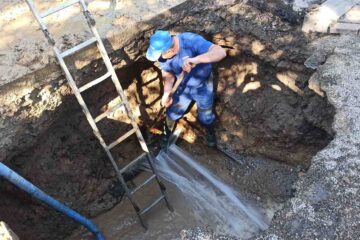 Foto: Se lucrează la remedierea avariei la conducta de apă de pe str. Tineretului, din Roman