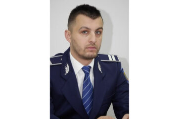 Agent șef de poliție Găboroi Ionuț, din Neamț, și-a riscat viața. A scos dintr-o casă în flăcări un bătrân de 88 de ani