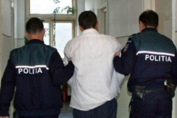 Polițiștii romașcani au prins un tânăr care a tâlhărit o persoană, pe o stradă din Roman