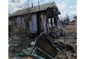 Casa în care trăia o bătrână de 93 de ani a ars din temelii. Prefectul de Neamț se implică pentru sprijinirea bătrânei