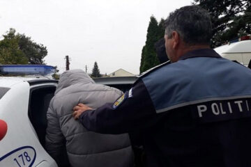 Un bărbat a fost reținut de polițiști după ce a sustras produse alimentare din mai multe magazine din Roman
