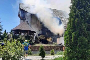 Foc deschis în spații deschise; incendiu la o locuință din Neamț