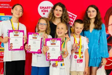 Felicitări! Copii din Roman, pe podiumul de premiere la Olimpiada Internațională SmartyKids Bulgaria 2022