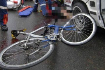 Astăzi, în Neamț: tânăr lovit de o mașină în timp ce traversa strada pe bicicletă, pe…trecerea pentru pietoni