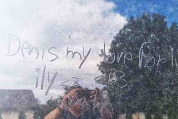 Mesaje de dragoste, dar nu pentru eroi, scrise pe monumentul eroilor din Pildești de o fată de 12 ani