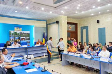 Elevii școlilor din Roman, care au obținut rezultate deosebite la examenele de Evaluare și Bacalaureat, premiați în cadrul Consiliului Local Roman