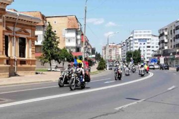 Eveniment la Roman: expoziție de motociclete, program de cascadorii, paradă moto prin Roman