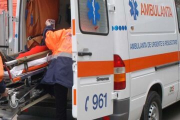 Intervenții Ambulanță: bătrână care s-a înjunghiat și accidente rutiere mortale și cu victime