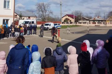 „Școala altfel”, alături de polițiștii din Săbăoani și Roman, la Școala Gimnazială Tămășeni
