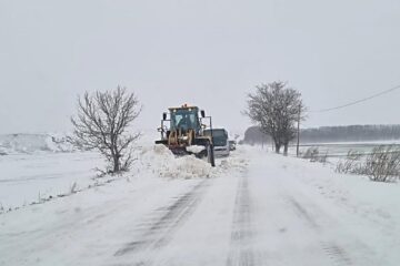 Din cauza zăpezii abundente care blochează drumurile, opt școli din zona Roman au anunțat suspendarea cursurilor, joi, 6 aprilie
