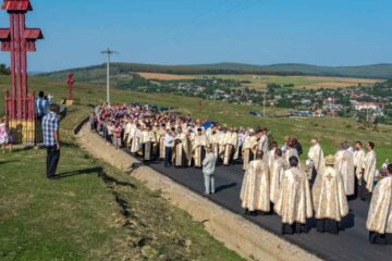 „Calea Crucii” – foarte mulți credincioși și preoții parohiilor din Protopopiatul Roman, au urcat în duh de rugăciune pe dealul Muncelului, din comuna Ion Creangă