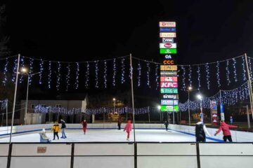 Foto: S-a deschis patinoarul. Distracție pe gheață, de astăzi, în parcarea Roman Value Centre