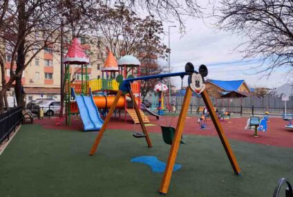 Cel mai modern parc de joacă pentru copii este funcțional în zona Centrului Multicultural Unirea, din Roman
