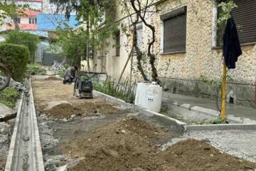Continuă lucrările de sistematizare a zonelor din municipiul Roman