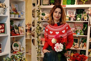 Video: Șic Flowers Boutique Roman – Magia florilor care spun povestea ta Video: Șic Flowers Boutique Roman – Magia florilor care spun povestea ta