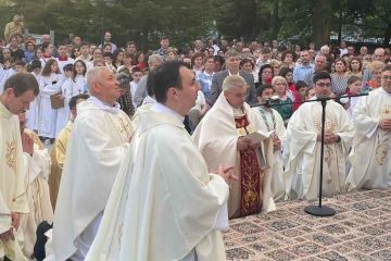 Procesiune religioasă cu peste 1.700 de participanți pe străzile municipiului Roman Procesiune religioasă cu peste 1.700 de participanți pe străzile municipiului Roman