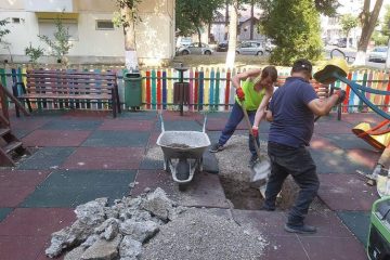 Laurențiu Leoreanu: „Vandalizarea parcurilor, a mobilierului urban și a bunurilor publice nu este tolerată la Roman!” Laurențiu Leoreanu: „Vandalizarea parcurilor, a mobilierului urban și a bunurilor publice nu este tolerată la Roman!”