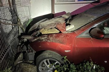Un autoturism a părăsit partea carosabilă și a intrat în curtea unei gospodării, pe str. Teiului, din Roman Un autoturism a părăsit partea carosabilă și a intrat în curtea unei gospodării, pe str. Teiului, din Roman