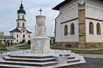 Sfințirea monumentului „Universul Euharistic”, realizat prin sponsorizarea făcută de ing. Vasile Balcan, fondatorul MARSAT, cu prilejul Hramului Catedralei arhiepiscopală din Roman