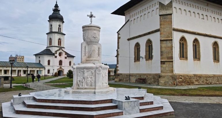 Sfințirea monumentului „Universul Euharistic”, realizat prin sponsorizarea făcută de ing. Vasile Balcan, fondatorul MARSAT, cu prilejul Hramului Catedralei arhiepiscopală din Roman