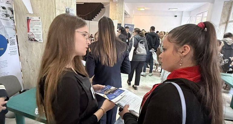 Bursa Locurilor de Muncă pentru Absolvenți, la Roman – 19 angajatori, 152 de locuri de muncă, 210 participanți