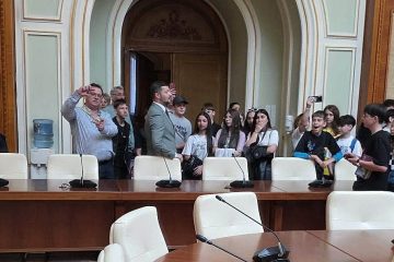 Deputat Cotîrleț Paul Claudiu: „De Ziua Mondială a Educației, am avut bucuria de a primi la Parlament elevi de la Școala „Mihai Eminescu”, din Roman”