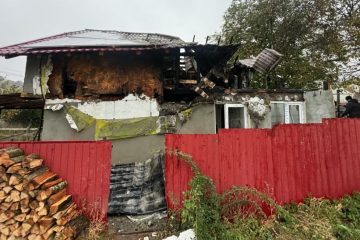 Incendiu la o casă din comuna Oniceni – au fost distruse acoperișul casei și bunurile din interiorul camerelor aflate la mansardă Incendiu la o casă din comuna Oniceni – au fost distruse acoperișul casei și bunurile din interiorul camerelor aflate la mansardă
