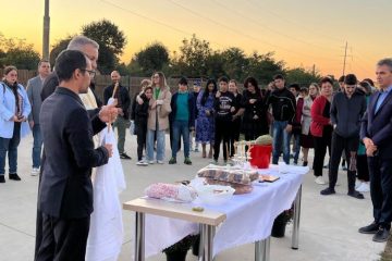 Casele Complexului de Servicii Rezidențiale și de Zi pentru Copii Roman au fost sfințite – o seară cu lumină, binecuvântare și suflet, la Roman